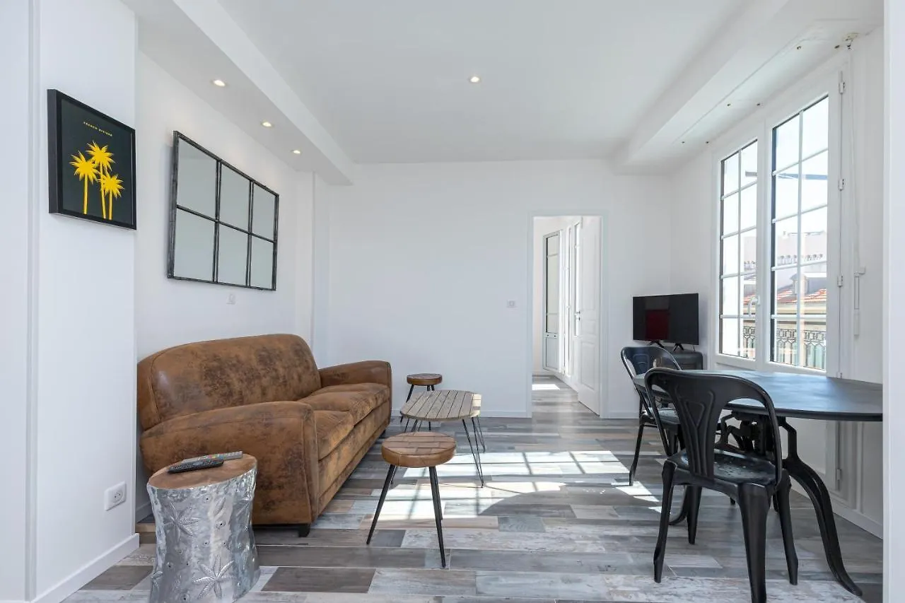 Squared Head-Apartment With Terrace In Niza Francia